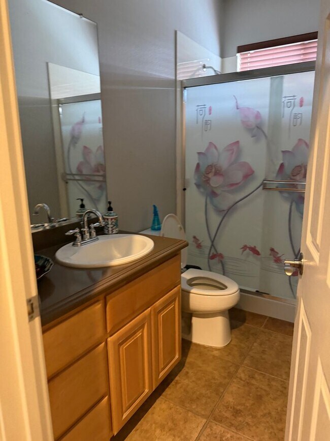 Building Photo - Gorgous 4 bedroom, 3 full bath home with pool