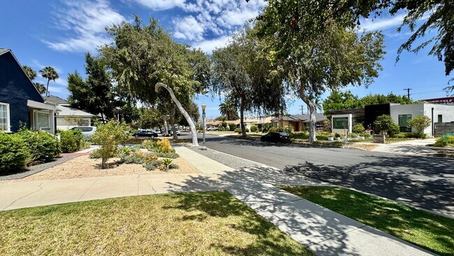 Building Photo - Charming House  with Large yard
