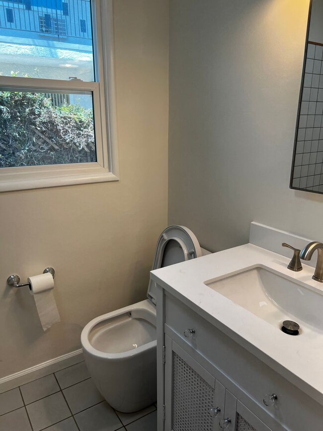 Building Photo - 2 Bedroom 1 Bath Completely Remodeled Apar...