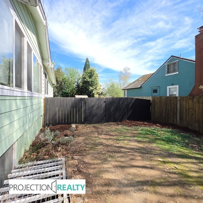 Building Photo - 4838 NE 99th Ave