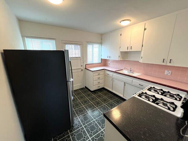 Building Photo - 1bd/1bth South Park Apartment with Plank F...