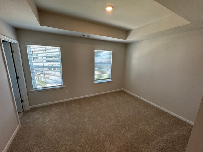 Building Photo - Beautiful 3 Bedroom 3.5 Bath Townhome in L...