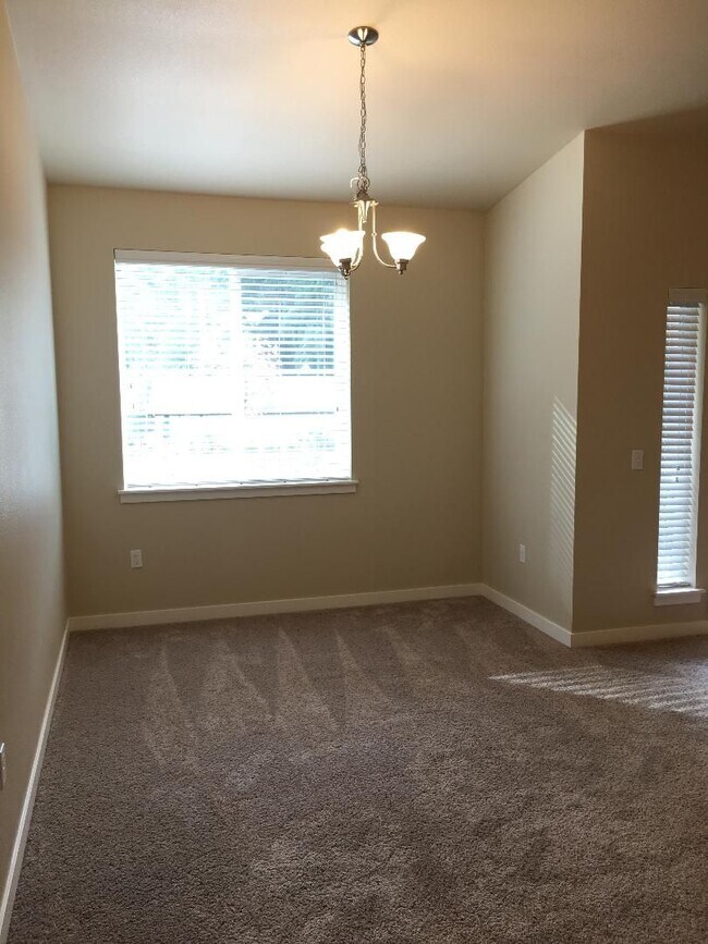 Building Photo - Spacious 3 Bedroom 2 bath!