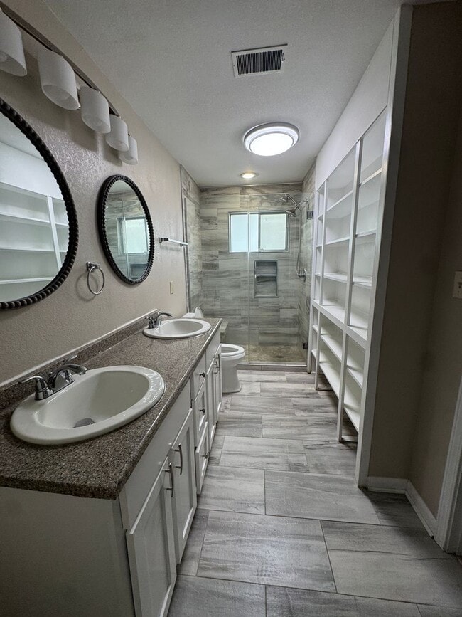 Building Photo - Incredible 4 Bed / 2 Bath updated Home, Available Now!