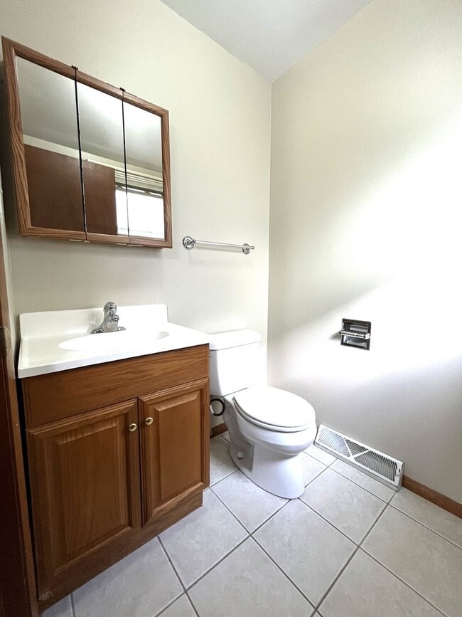 Building Photo - 3 Bedroom/1.5 Bath - Single Family Home with GARAGE!