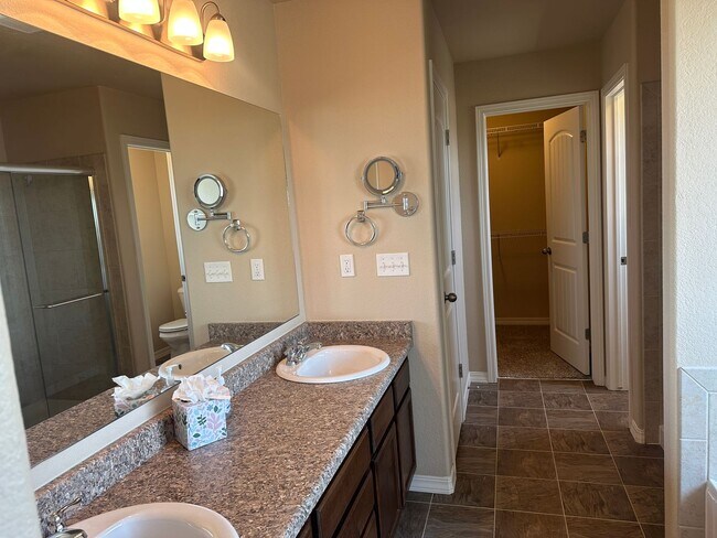Building Photo - Stunning 4 Bed Home with Hot Tub in Founta...