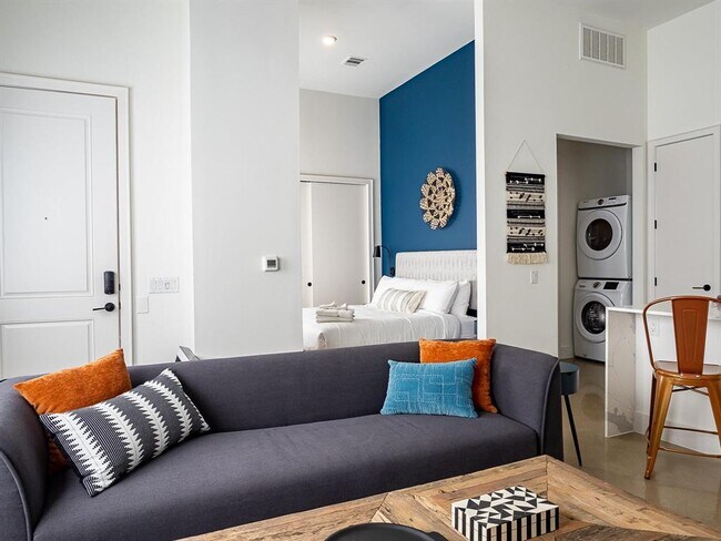 Building Photo - 2709 E 5th St.