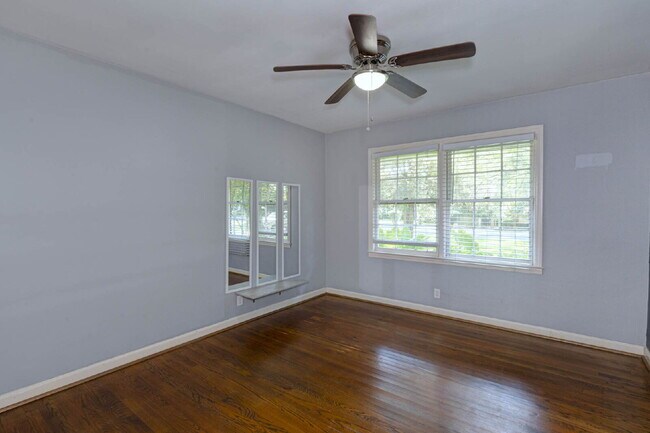 Building Photo - Available Now!| 3BR/2BA Midtown Brick Ranch | Lawn Care, Pest Control & W/D Included | Clubview /...