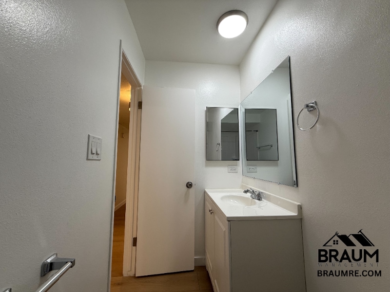 Building Photo - 5461 Kester Ave