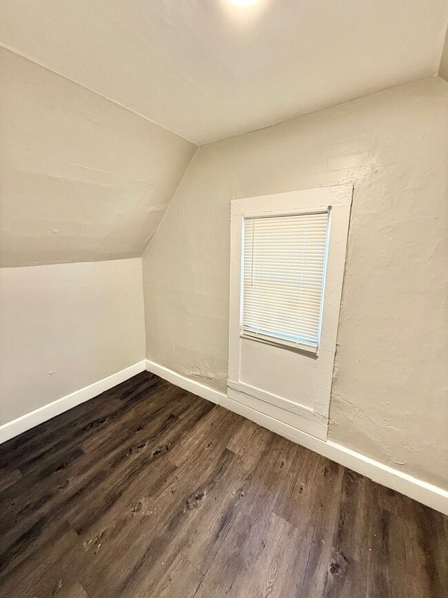 Building Photo - 1115 W 11th St