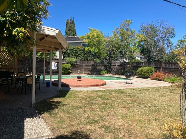 Building Photo - Single Family Home Centrally Located off H...