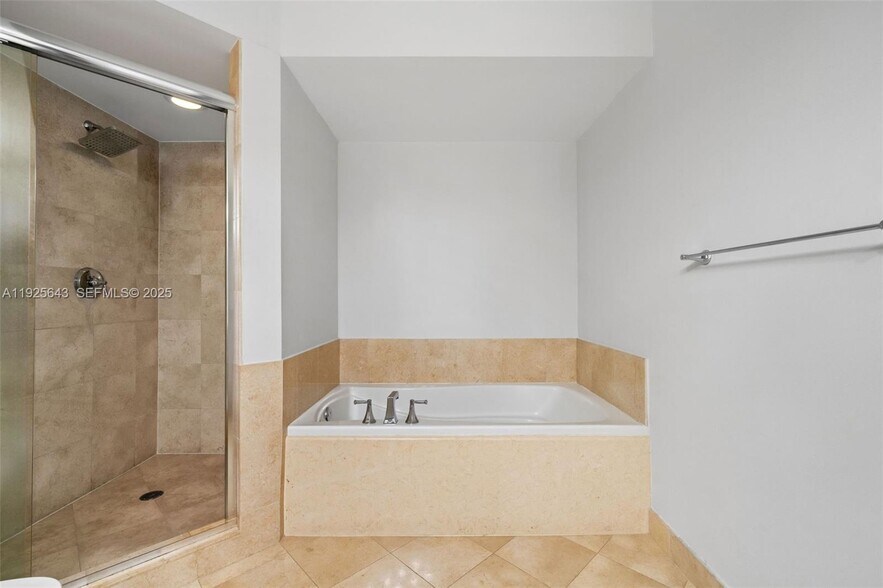 Building Photo - 19900 E Country Club Dr