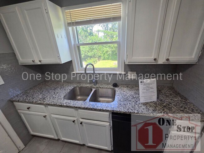 Building Photo - Beautiful 3 Bedroom 2 Bathroom in Kansas City