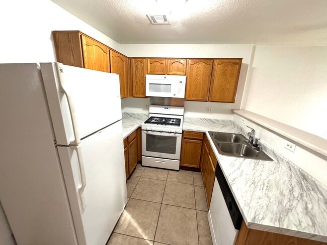 Building Photo - Townhome featuring stylish layout in gated...