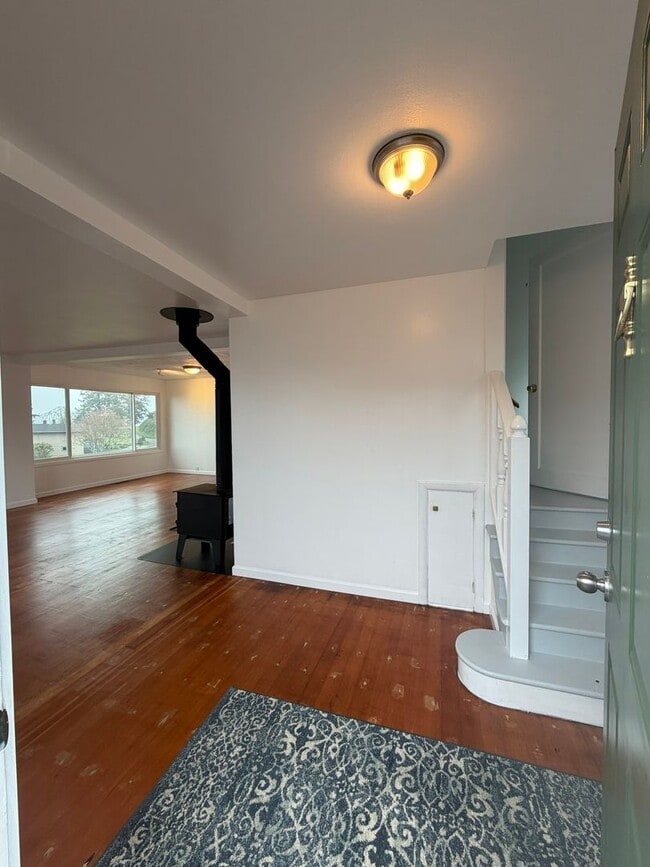 Building Photo - Beautiful 3 Bed / 2 Bath House With a Gorgeous View!