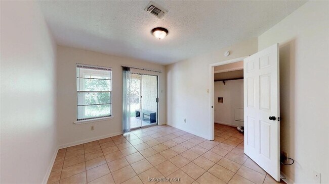 Building Photo - 918 Navarro Dr