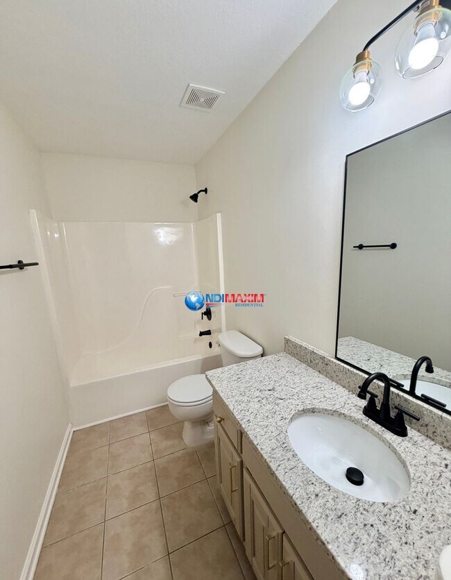Building Photo - Spacious RENOVATED house with full walk-out basement in Jonesboro