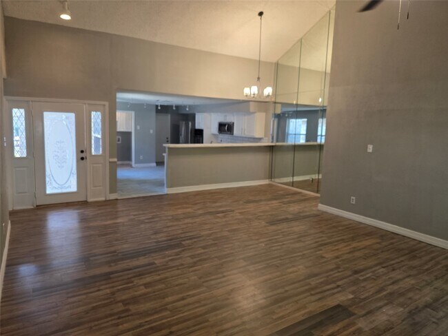 Building Photo - 3214 S Briar Knoll Dr