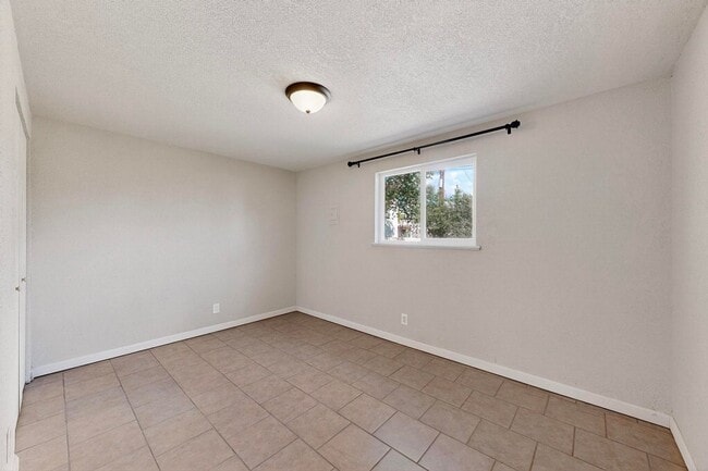 Building Photo - NE 3 bedroom 1 bath 1348/sf