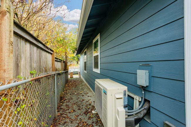 Building Photo - Charming Private 2BD/1BA DADU in Tacoma – $2,250/mo