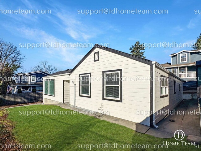Building Photo - "Charming 3-Bed, 2-Bath Oasis in Seattle's Heart – Cozy 1040 Sq Ft Haven!"