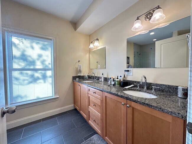 Building Photo - 50 Carleton St