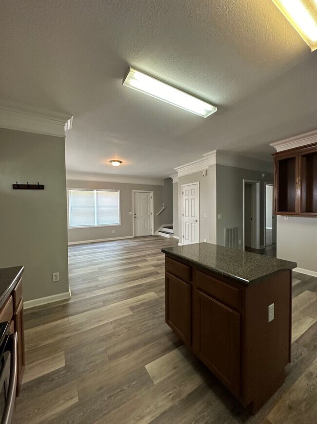 Building Photo - Large 4 bedroom home near Campus- Pre Lease for August 1st 2026