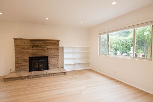 Building Photo - 3 Bedroom 2 Bathroom Home in Mission Canyon