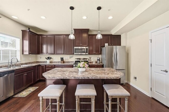 Building Photo - 601 Pointe View Dr