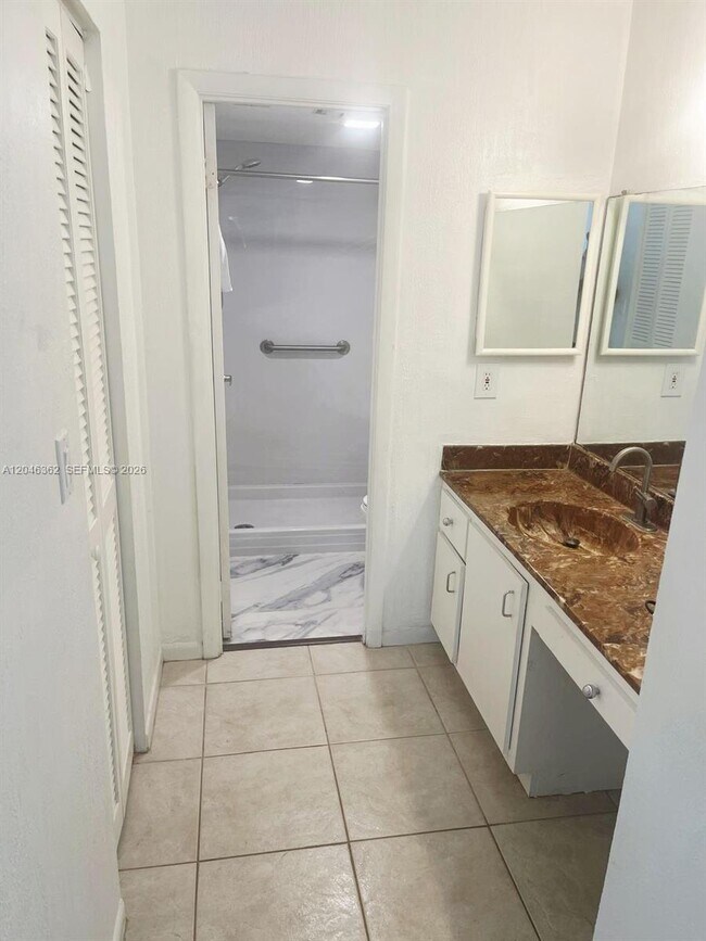 Building Photo - 5961 N Falls Cir Dr
