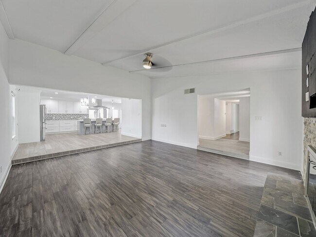 Building Photo - 1121 Bass Dr