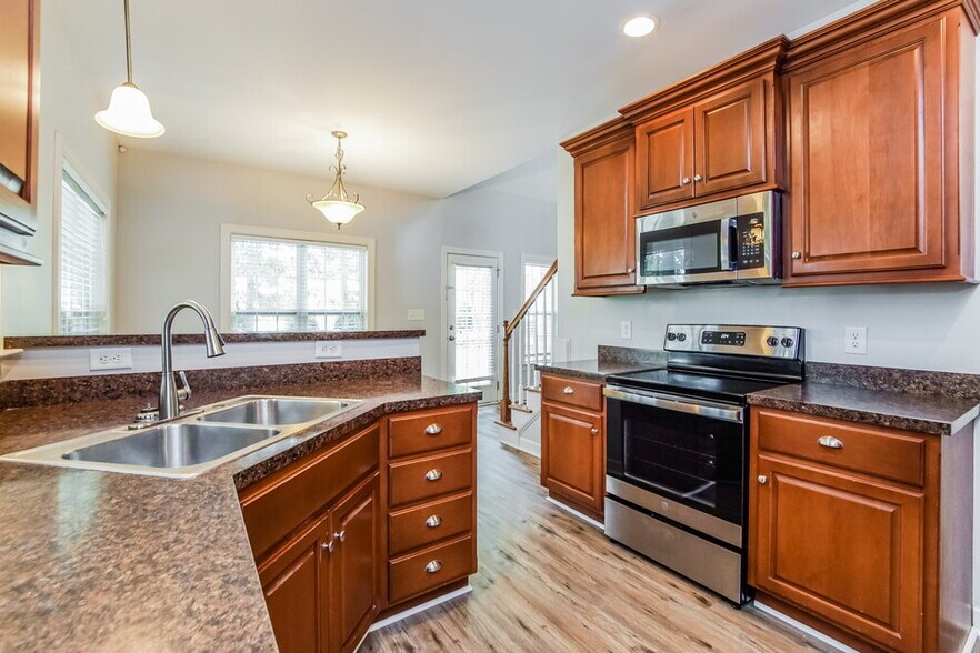 Building Photo - 169 N Farm Dr