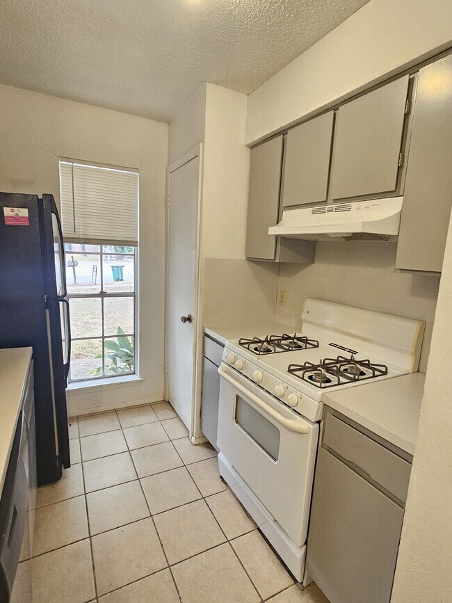 Building Photo - 2 bed/1 bath duplex with flex room- 2 WEEK...