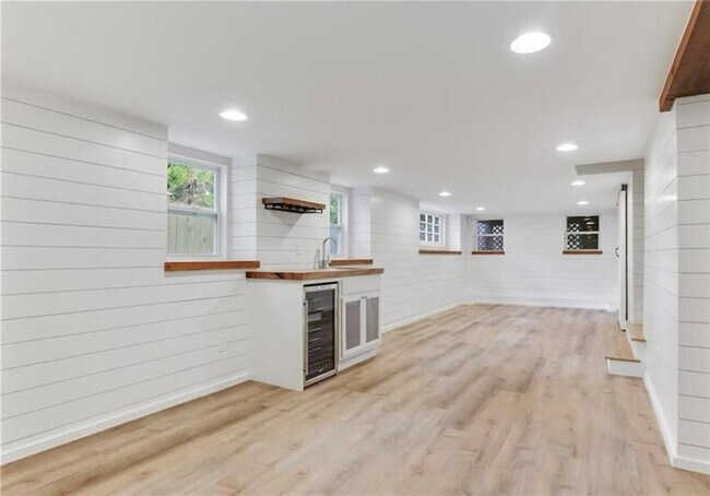 Building Photo - 2512 Brookwood Dr NE