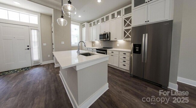 Building Photo - 17014 Fairmount Way