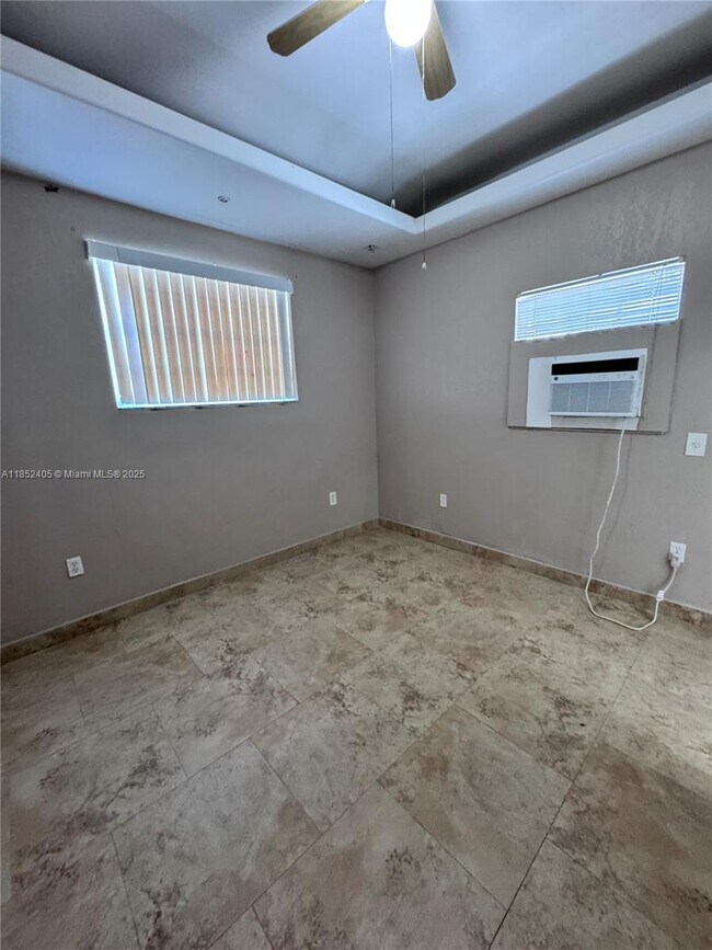 Building Photo - 955 SW 75th Ave