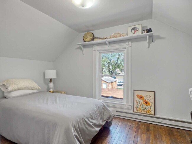 Building Photo - Classic 2-Bedroom Home in Phillips Neighborhood Pets Welcome!