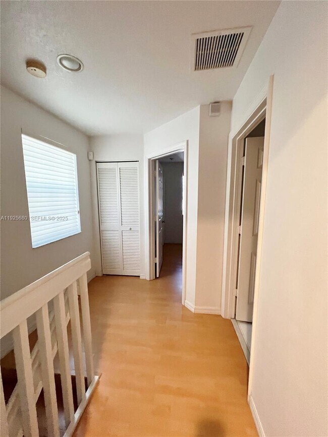 Building Photo - 8940 NE 8th Ave