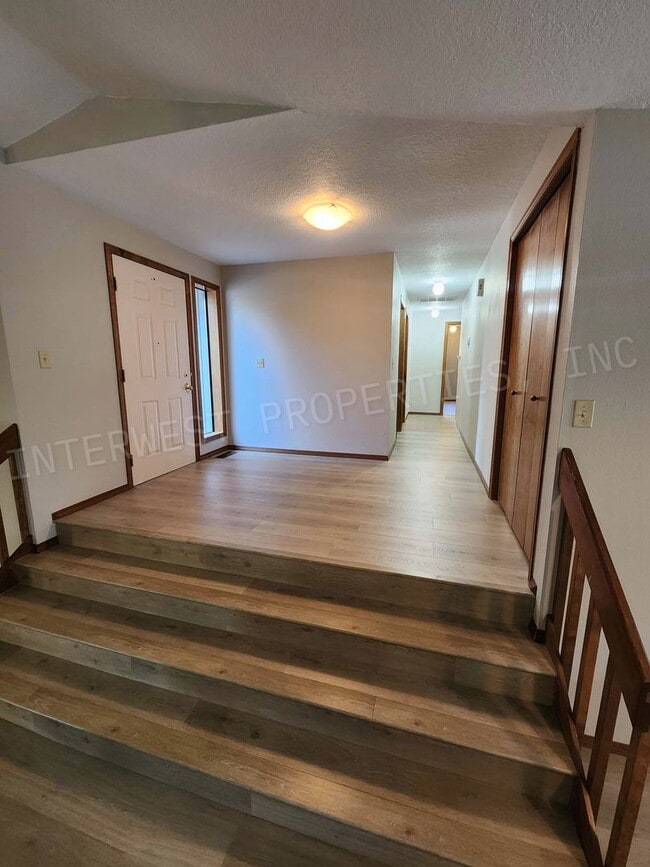 Building Photo - 3 bd 2ba Ranch Style Home with Deck, Fence...