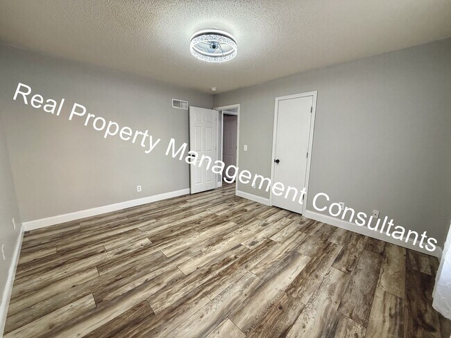 Building Photo - 4 Bedroom with Flexible Living Space!  Deposit Free Living Available via Obligo