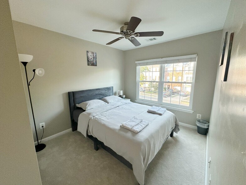 Building Photo - 45537 Lake Haven Ter