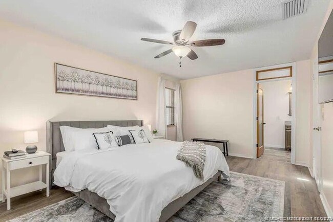 Building Photo - 2550 SE Calais St