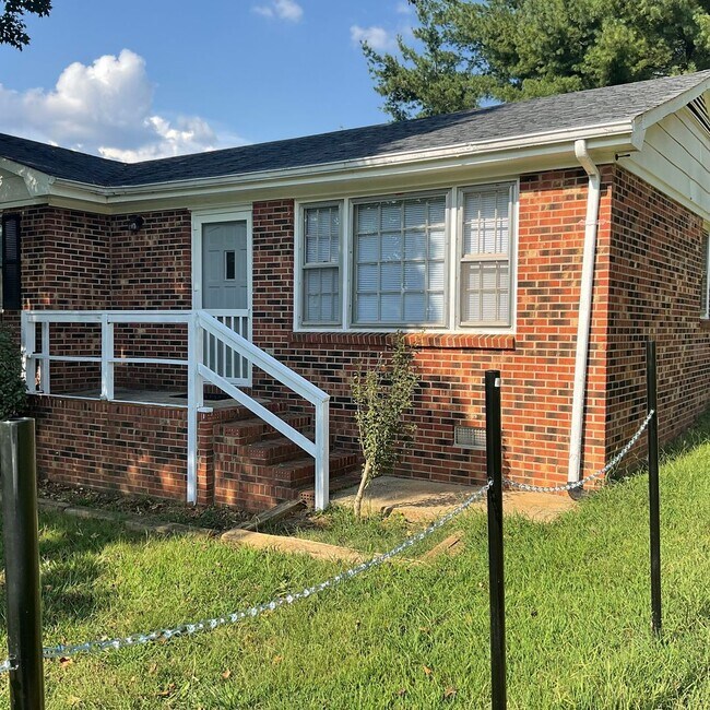 Building Photo - 2835 Shrum St