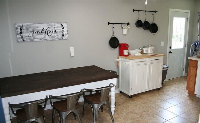 Building Photo - Charming home -  Coming open JUNE 15TH