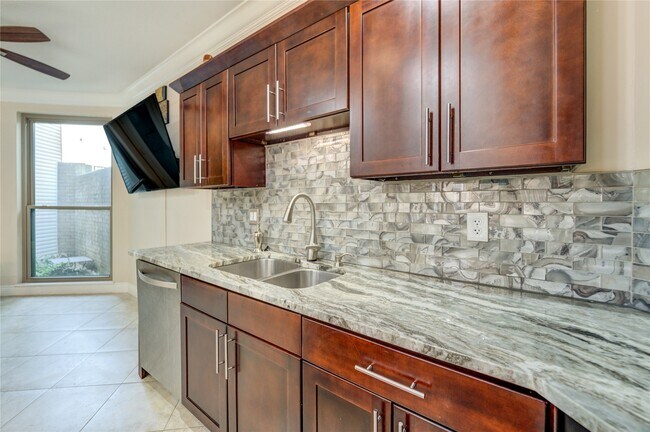 Building Photo - 2527 Potomac Dr