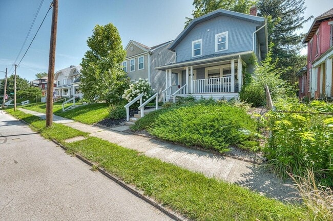 Building Photo - 906 S Champion Ave