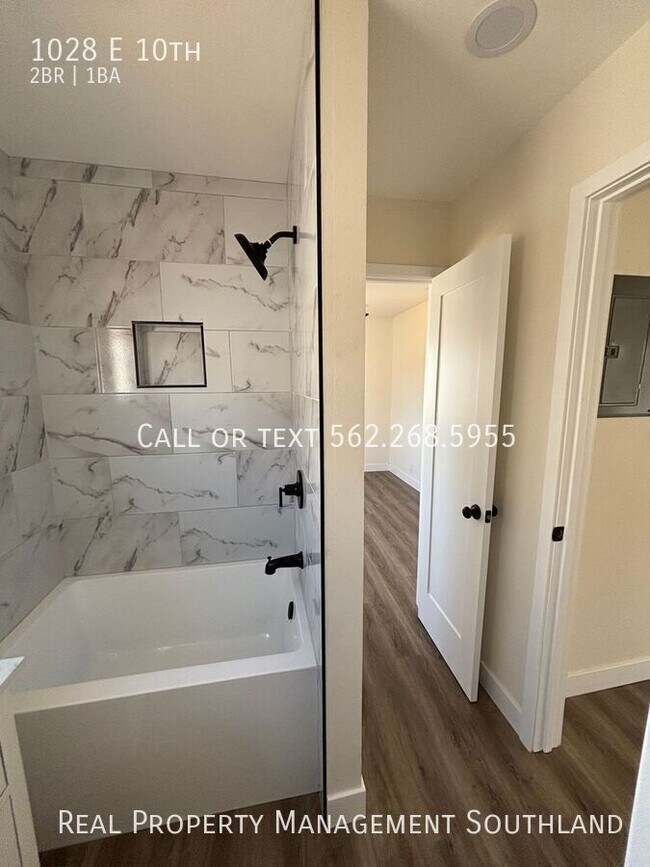 Building Photo - 1028 E 10th-