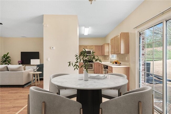 Building Photo - 1102 Pleasant Oaks Ct