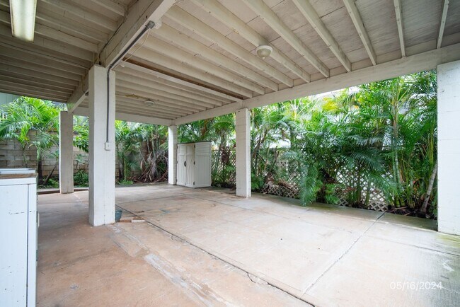 Building Photo - 2BR/1BA/2PKG(TANDEM) DOWNSTAIRS UNIT IN ALIAMANU THREE PLEX
