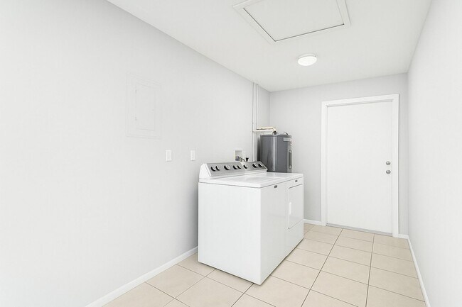 Building Photo - 4532 SW 8th Pl